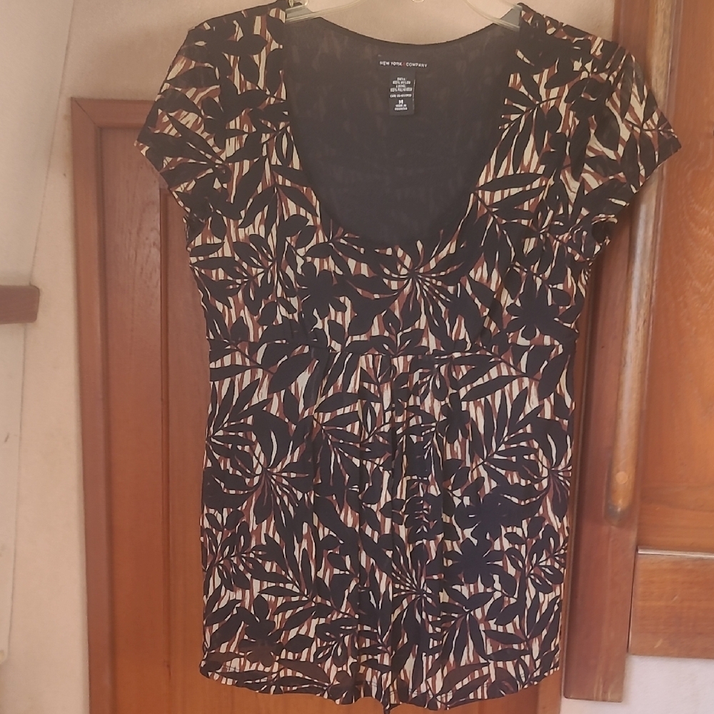 New York & Company Black and Tan Fitted Ruched Cap Sleeve Blouse